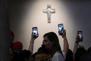 Cardenales rezan ante la tumba del papa Francisco en la basílica de Santa María la Mayor de Roma