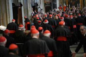 Cardenales rezan ante la tumba del papa Francisco en la basílica de Santa María la Mayor de Roma