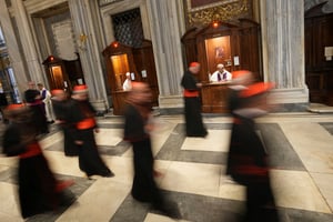 Cardenales rezan ante la tumba del papa Francisco en la basílica de Santa María la Mayor de Roma