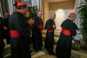 Cardenales rezan ante la tumba del papa Francisco en la basílica de Santa María la Mayor de Roma