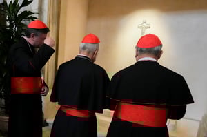 Cardenales rezan ante la tumba del papa Francisco en la basílica de Santa María la Mayor de Roma