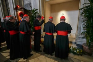 Cardenales rezan ante la tumba del papa Francisco en la basílica de Santa María la Mayor de Roma