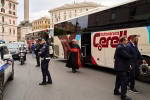 Cardenales rezan ante la tumba del papa Francisco en la basílica de Santa María la Mayor de Roma