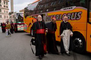 Cardenales rezan ante la tumba del papa Francisco en la basílica de Santa María la Mayor de Roma