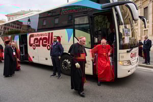 Cardenales rezan ante la tumba del papa Francisco en la basílica de Santa María la Mayor de Roma