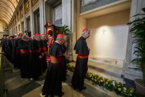 Cardenales rezan ante la tumba del papa Francisco en la basílica de Santa María la Mayor de Roma