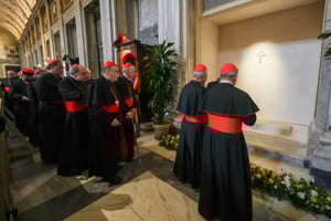 Cardenales rezan ante la tumba del papa Francisco en la basílica de Santa María la Mayor de Roma