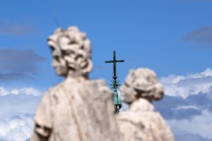 Cardenales se reúnen en cónclave para elegir al sucesor del papa Francisco