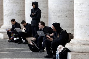 Sale humo negro de chimenea del Vaticano, cónclave no elige papa en primeras tres votaciones