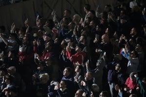 Sale humo negro de chimenea del Vaticano, cónclave no elige papa en primeras tres votaciones