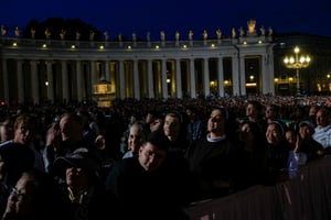 Sale humo negro de chimenea del Vaticano, cónclave no elige papa en primeras tres votaciones