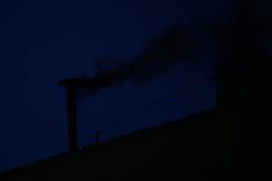 Sale humo negro de chimenea del Vaticano, cónclave no elige papa en primeras tres votaciones