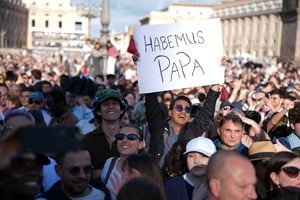 Habemus papam: Humo blanco en el Vaticano, Iglesia Católica tiene nuevo papa