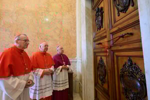 foto Retiran sellado del apartamento de papa Francisco tras su muerte