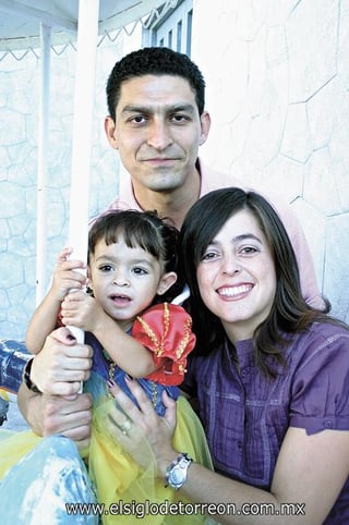 DOBLE FESTEJO
Ximena Arreola Torres junto a sus padres Martín Valente Arreola y Martha Patricia Torres de Arreola