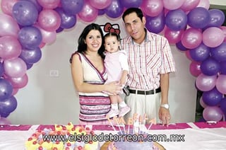 CUMPLE 1 AÑO
Verenice Valenzuela y Rolando Orozco con su hija María Isabella