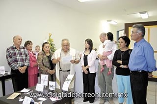 BENDICIÓN E INAUGURACIÓN
Martha Garza de Valdés y Leonaldo Valdés Puentes acompañados de amigos y familiares