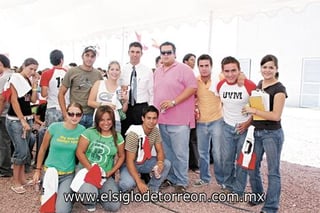 Grupo de alumnos acompañados de rector de la Universidad del Valle de México Rafael Gutiérrez Aladro