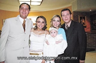 Zambra Cordero Darwich junto a sus papás Leonardo Cordero Tafoya, Olga Darwich de Cordero y sus padrinos Vicente Izaguirre y Liliana González de Izaguirre