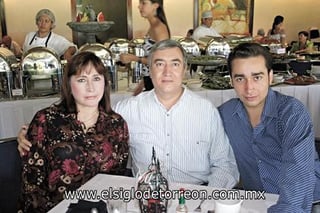 Elena Adoración Sandoval González, Oscar Sada Calzada y Enrique Sada Sandoval