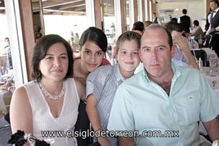 Gloria de Dueñes, Lucía y Jorge Dueñes y Carlos Dueñes Correa