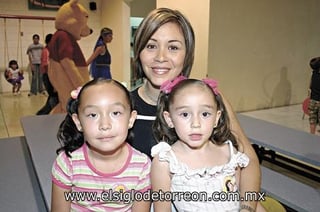 Mayra Corral de González y sus hijas Luisa y Paulina González Corral