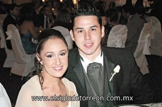 Montserrat Gutiérrez, hermana de la novia, y Hector Campos