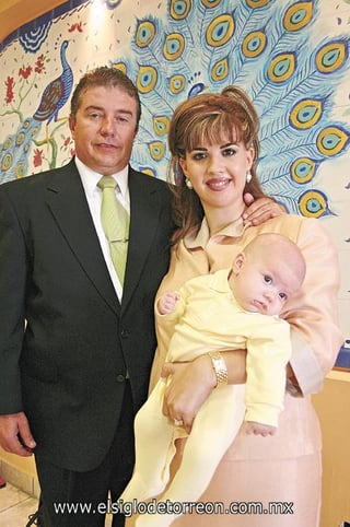 Juan Carlos Ruenes y Brenda Batarse de Ruenes, junto a su hijo Julián Ruenes Batarse