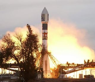Una sonda diseñada para explorar la atmósfera calurosa y densa de Venus tomó contacto con el control de misión el miércoles por la madrugada después de partir en una travesía de cinco meses al planeta vecino de la Tierra.