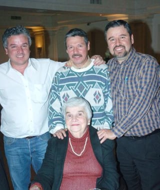 va_08022006 
Licha Galán de Prado con sus hijos Miguel, Javier y Gilberto Prado Galán.
