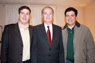 va_19022006 
Carlos Marroquín con sus hijos Fernando y Alex Marroquín Barrera