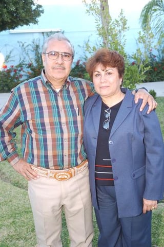 pa_26022006 
Miguel Rodríguez disfrutó de un ameno convivio con motivo de su jubilación laboral en compañía de su esposa Ana María Domínguez.