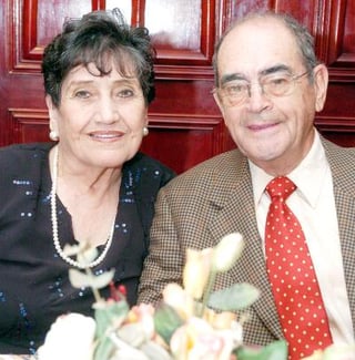 pa_13032006 
Juanita junto a su esposo Roberto Núñez.
