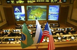 Según el reglamento vigente, los 'veteranos' de la ISS ante todo enseñan a los 'novatos' las rutas y procedimientos a cumplir en caso de que alguna avería y otra emergencia obligue a evacuar de forma urgente la estación orbital.