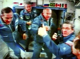 En el laboratorio orbital los recibieron con un caluroso abrazo los miembros de la saliente duodécima tripulación, ISS-12, el ruso Valeri Tokarev y el estadounidense William McArthur, quienes se encuentran en el espacio desde octubre pasado.