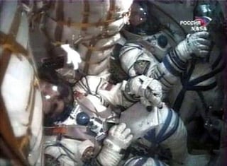 El brasileño fue el primero en penetrar en la estación espacial, adonde entró 'nadando' en la ingravidez, sonriente y con la bandera de su país en las manos, seguido de sus compañeros de vuelo que integran la décimo tercera expedición, ISS-13.