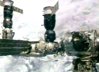 El acoplamiento de la nave al módulo ruso Zariá de la ISS tuvo lugar sin contratiempos después de que la Soyuz concluyera la vuelta número 33 alrededor de la Tierra y mientras la ISS orbitaba a una altura de más de 340 kilómetros.