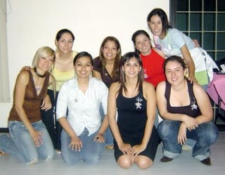 04052006
Frida Iduñate, Vicky Rodríguez, Marlene, Mildred, Jéssica, Jennifer y Aline le organizaron una fiesta de despedida a Miriam Cuéllar.