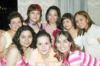 05052006 

Bárbara Priscila Espinosa Rodríguez acompañada de amigas en su fiesta de despedida de soltera.