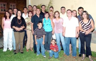 06052006 
Sandra Vianey Gómez de Márquez celebró su cumpleaños con una agradable fiesta, acompañada por sus familiares y amigos