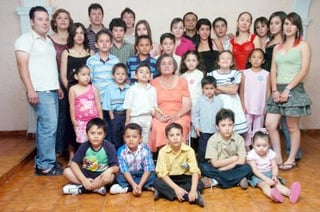 07052006 
Doña Inés Burciaga Madinaveitia, durante el alegre convivio acompañada por sus nietos.
