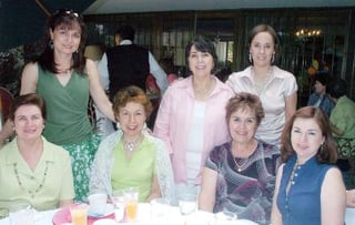 09052006 
La festejada con sus amigas Gaby Urteaga, Lety Díaz, Pilar López, Lety Ruiz, Kay Rodríguez y Susana Rodríguez.