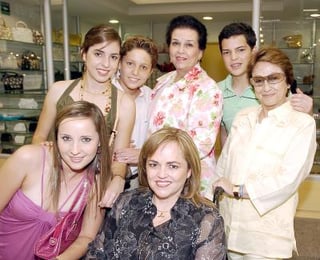 14052006
Leticia de Gurza, Anabel de Novello, Ana Cecy y Daniel Martín Gurza, Alejandro Novello Gurza, Daniela Teele Martín y Carmen Garza.