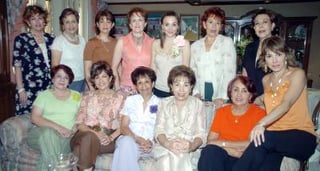 18052006
Ángeles, Titina, Lule, Celia, Lucrecia, Tere, Licha, Chelito, Almita, Rosa Alicia, Amparo y Amparo de Hinojosa acompañaron a Natalia.