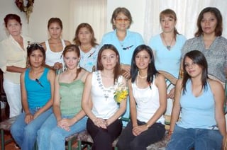 210522006 
Liliana, Marisol, Marcela Jiménez, Mónica Hernández, Paula, Gisela Maliel, Rosa Ovalle, Doris de Huereca, Lorena y Mague Díaz acompañaron a Nayle Thalía Martínez.