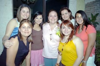 24052006 
Fantina Pérez Veretti Madinaveitia, acompañada por sus primas, en la despedida de soltera que le organizaron.