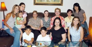 28052006 
Claudia Esthela Hernández de Froto acompañada de amistades y familiares en su fiesta de cumpleaños.