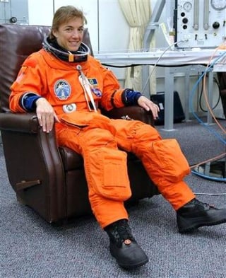 Los astronautas subieron a la autocaravana que les condujo hasta el 'Atlantis' saludando a las cámaras, incluso la astronauta Heidemarie Stefanyshyn-Piper se permitió un 'hola mami'.