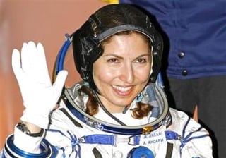 La multimillonaria estadounidense de origen iraní Anousha Ansari se convierte en la primera mujer que ingresa en el exclusivo club de los turistas espaciales.


Durante su permanencia de diez días en el espacio, Ansari, de 40 años, realizará dos experimentos de la Agencia Espacial Europea y un tercero del consorcio aeroespacial ruso Energía.