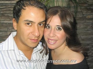 09122006
Arturo Tijerina y Pilar López Amor unirán sus vidas en la parroquia de San Pedro Apóstol.